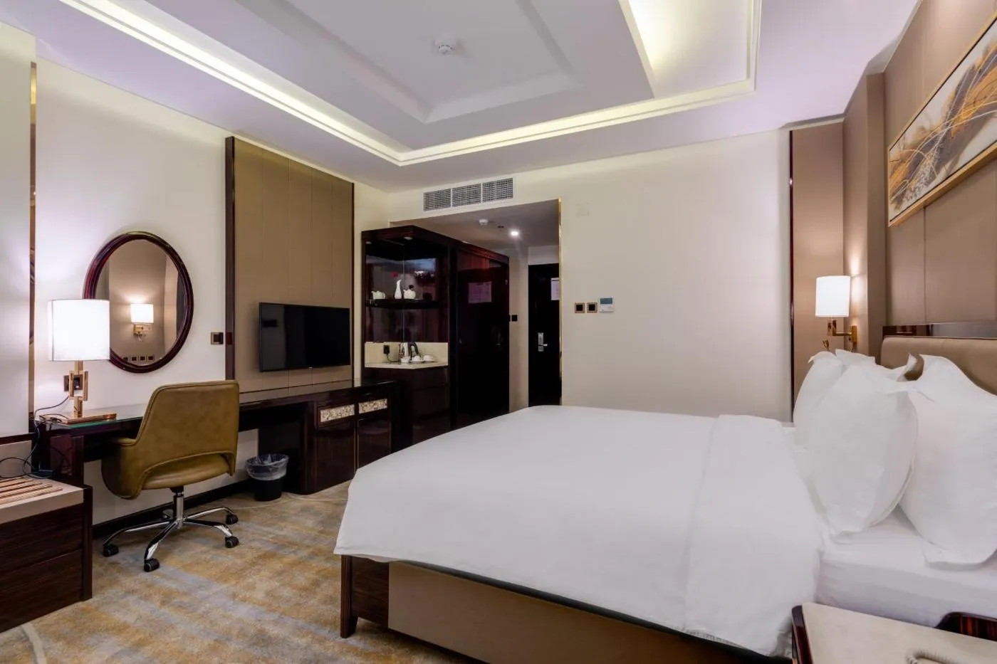King room with desk