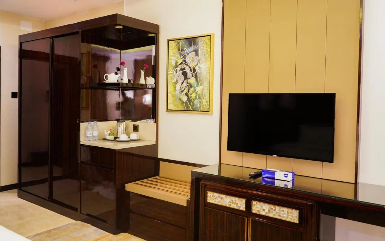 Room minibar and tv.webp